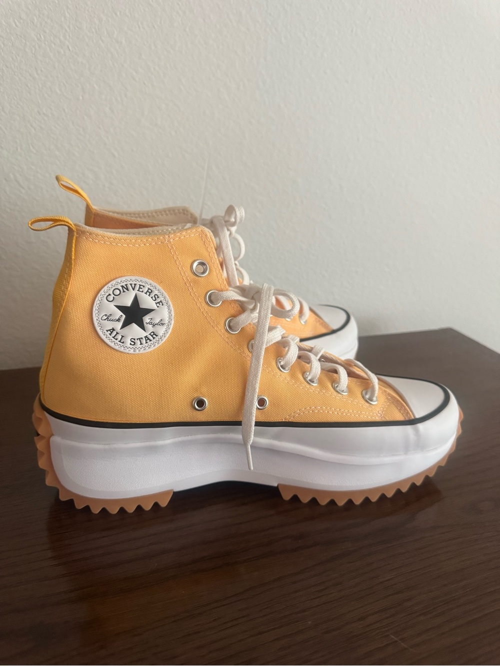 Converse Run Star Hike High Top Sneakers in bright yellow women’s 9.5 brand new - Picture 2 of 3